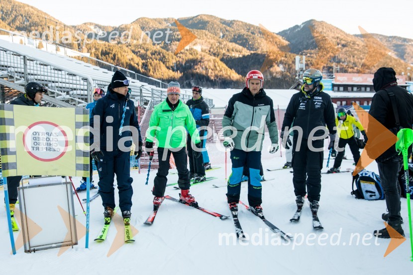  Jani Hladnik, tekmovalni direktor tehničnih disciplin;  ... ;  Andrej  Šporn, nekdanji smučar;  ... Novinarska konferenca OK Kranjska Gora ob robu FIS snežne kontrole