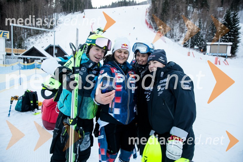  ... ;  Zrinka Ljutić, smučarka (Hrvaška);  Nika Tomšič, smučarka;  Neja  Dvornik, smučarkaNovinarska konferenca OK Kranjska Gora ob robu FIS snežne kontrole
