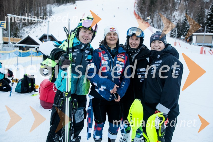  ... ;  Zrinka Ljutić, smučarka (Hrvaška);  Nika Tomšič, smučarka;  Neja  Dvornik, smučarkaNovinarska konferenca OK Kranjska Gora ob robu FIS snežne kontrole