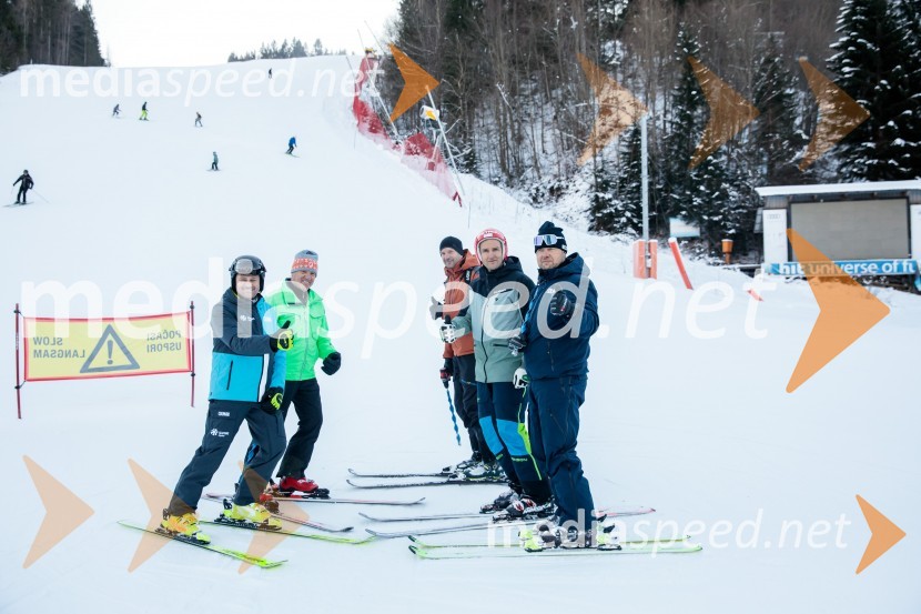  Tomaž Šušteršič, generalni sekretar organizacijskega komiteja Planica;  ... ;  ... ;  Andrej  Šporn, nekdanji smučar;  Jani Hladnik, tekmovalni direktor tehničnih disciplinNovinarska konferenca OK Kranjska Gora ob robu FIS snežne kontrole