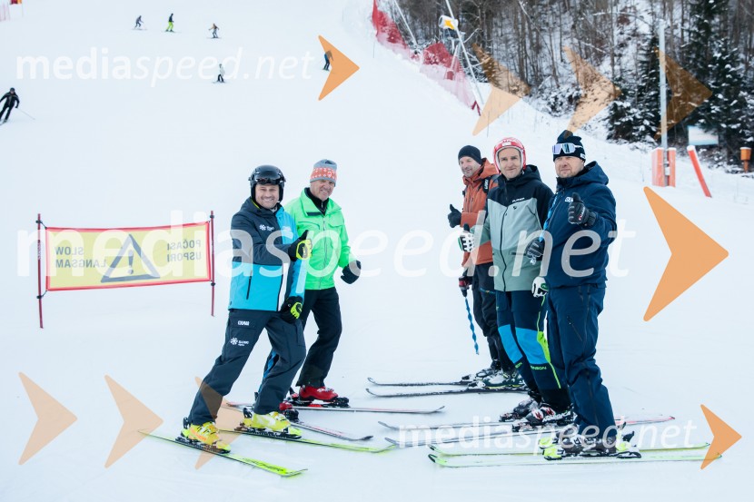  Tomaž Šušteršič, generalni sekretar organizacijskega komiteja Planica;  ... ;  ... ;  Andrej  Šporn, nekdanji smučar;  Jani Hladnik, tekmovalni direktor tehničnih disciplinNovinarska konferenca OK Kranjska Gora ob robu FIS snežne kontrole