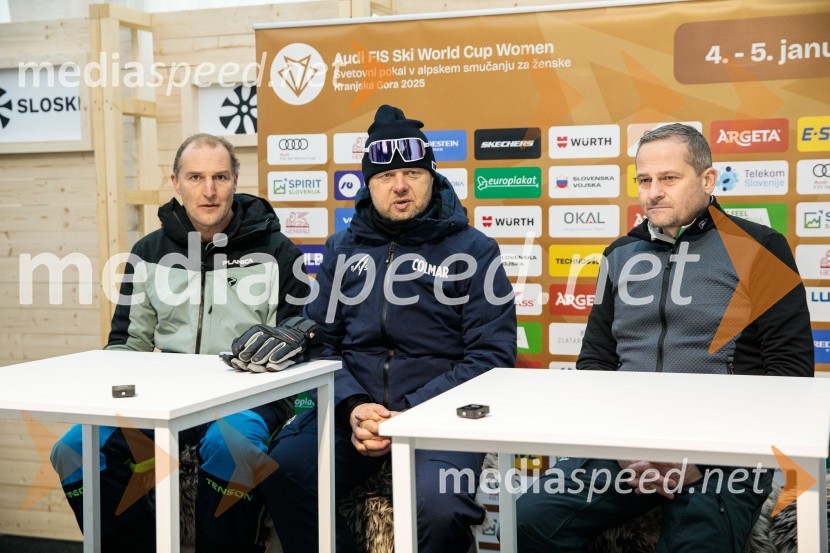  Andrej  Šporn, nekdanji smučar;  Jani Hladnik, tekmovalni direktor tehničnih disciplin;  Tomaž Šušteršič, generalni sekretar organizacijskega komiteja PlanicaNovinarska konferenca OK Kranjska Gora ob robu FIS snežne kontrole