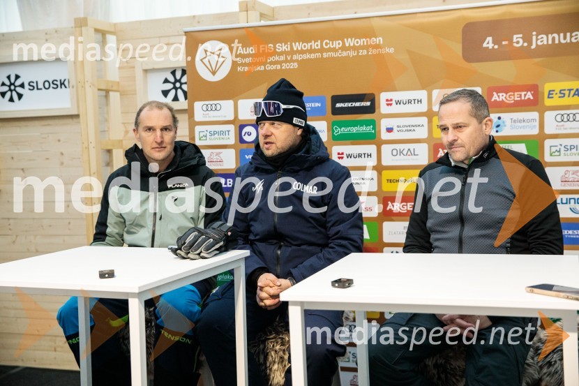  Andrej  Šporn, nekdanji smučar;  Jani Hladnik, tekmovalni direktor tehničnih disciplin;  Tomaž Šušteršič, generalni sekretar organizacijskega komiteja PlanicaNovinarska konferenca OK Kranjska Gora ob robu FIS snežne kontrole