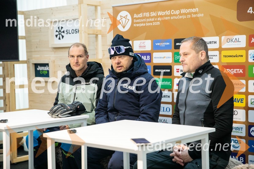 Andrej  Šporn, nekdanji smučar;  Jani Hladnik, tekmovalni direktor tehničnih disciplin;  Tomaž Šušteršič, generalni sekretar organizacijskega komiteja PlanicaNovinarska konferenca OK Kranjska Gora ob robu FIS snežne kontrole