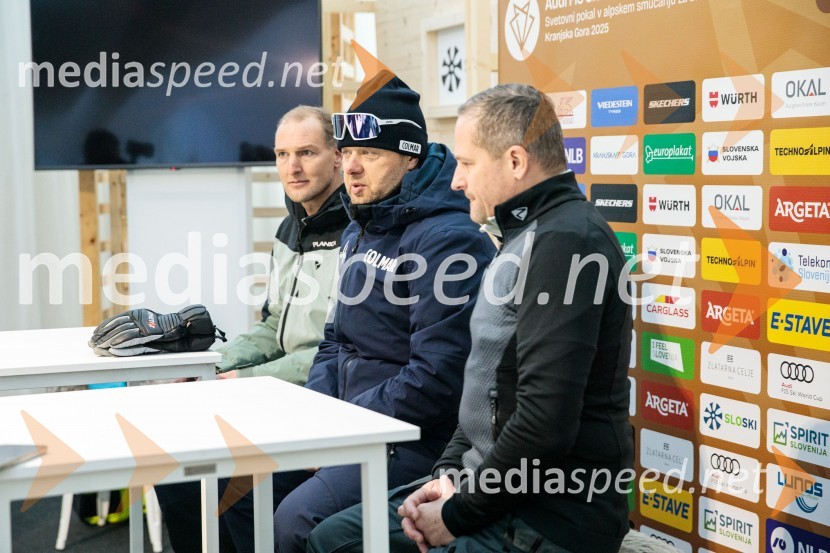  Andrej  Šporn, nekdanji smučar;  Jani Hladnik, tekmovalni direktor tehničnih disciplin;  Tomaž Šušteršič, generalni sekretar organizacijskega komiteja PlanicaNovinarska konferenca OK Kranjska Gora ob robu FIS snežne kontrole