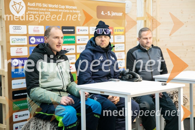  Andrej  Šporn, nekdanji smučar;  Jani Hladnik, tekmovalni direktor tehničnih disciplin;  Tomaž Šušteršič, generalni sekretar organizacijskega komiteja PlanicaNovinarska konferenca OK Kranjska Gora ob robu FIS snežne kontrole