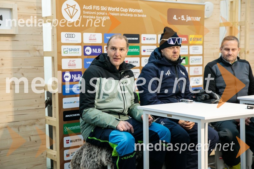  Andrej  Šporn, nekdanji smučar;  Jani Hladnik, tekmovalni direktor tehničnih disciplin;  Tomaž Šušteršič, generalni sekretar organizacijskega komiteja PlanicaNovinarska konferenca OK Kranjska Gora ob robu FIS snežne kontrole