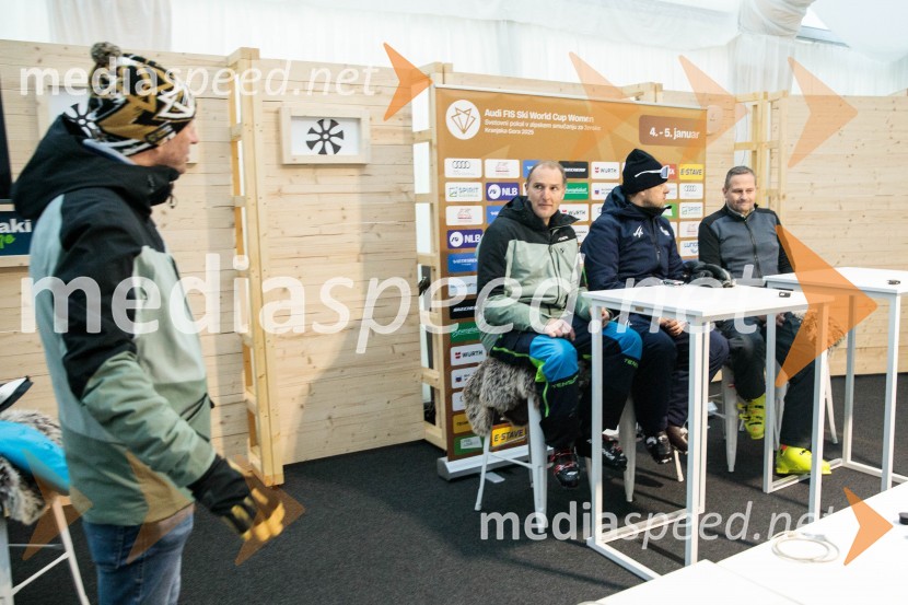  Tomi Trbovc, PR, Smučarska zveza Slovenije;  Andrej  Šporn, nekdanji smučar;  Jani Hladnik, tekmovalni direktor tehničnih disciplin;  Tomaž Šušteršič, generalni sekretar organizacijskega komiteja PlanicaNovinarska konferenca OK Kranjska Gora ob robu FIS snežne kontrole