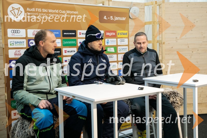  Andrej  Šporn, nekdanji smučar;  Jani Hladnik, tekmovalni direktor tehničnih disciplin;  Tomaž Šušteršič, generalni sekretar organizacijskega komiteja PlanicaNovinarska konferenca OK Kranjska Gora ob robu FIS snežne kontrole