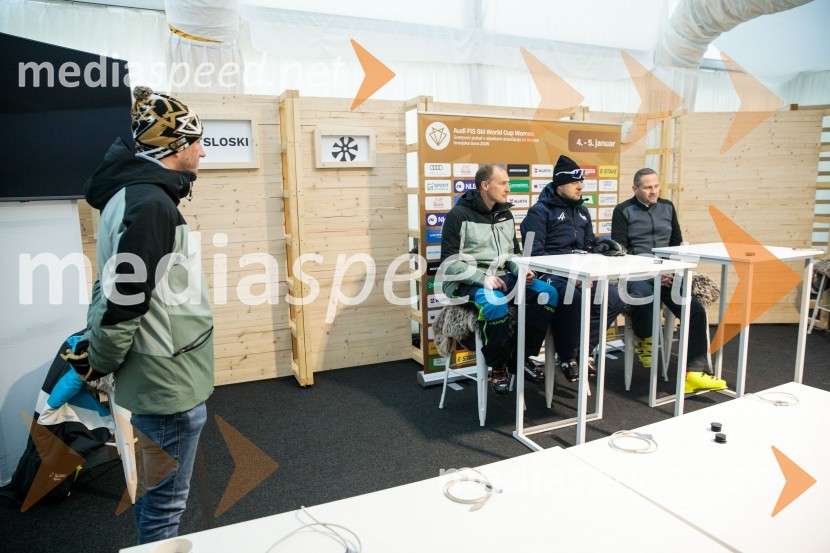  Tomi Trbovc, PR, Smučarska zveza Slovenije;  Andrej  Šporn, nekdanji smučar;  Jani Hladnik, tekmovalni direktor tehničnih disciplin;  Tomaž Šušteršič, generalni sekretar organizacijskega komiteja PlanicaNovinarska konferenca OK Kranjska Gora ob robu FIS snežne kontrole