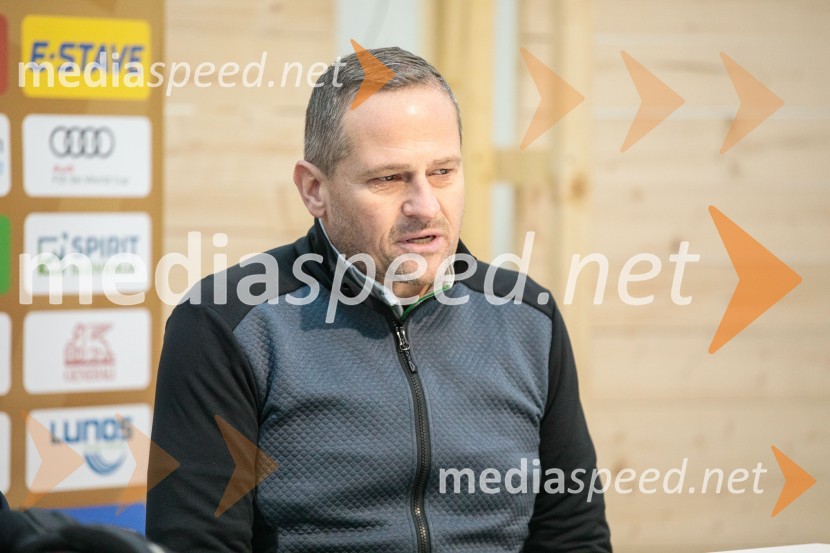  Tomaž Šušteršič, generalni sekretar organizacijskega komiteja PlanicaNovinarska konferenca OK Kranjska Gora ob robu FIS snežne kontrole