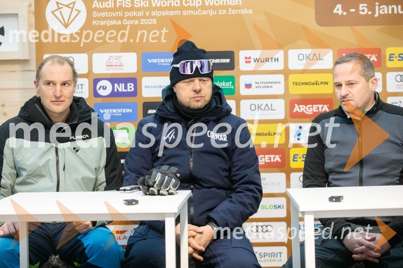  Andrej  Šporn, nekdanji smučar;  Jani Hladnik, tekmovalni direktor tehničnih disciplin;  Tomaž Šušteršič, generalni sekretar organizacijskega komiteja PlanicaNovinarska konferenca OK Kranjska Gora ob robu FIS snežne kontrole