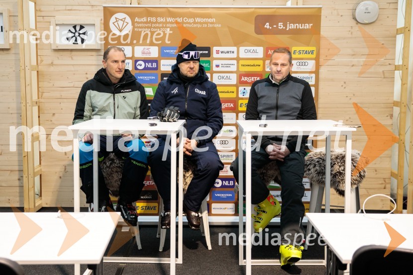  Andrej  Šporn, nekdanji smučar;  Jani Hladnik, tekmovalni direktor tehničnih disciplin;  Tomaž Šušteršič, generalni sekretar organizacijskega komiteja PlanicaNovinarska konferenca OK Kranjska Gora ob robu FIS snežne kontrole