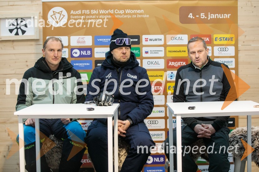  Andrej  Šporn, nekdanji smučar;  Jani Hladnik, tekmovalni direktor tehničnih disciplin;  Tomaž Šušteršič, generalni sekretar organizacijskega komiteja PlanicaNovinarska konferenca OK Kranjska Gora ob robu FIS snežne kontrole