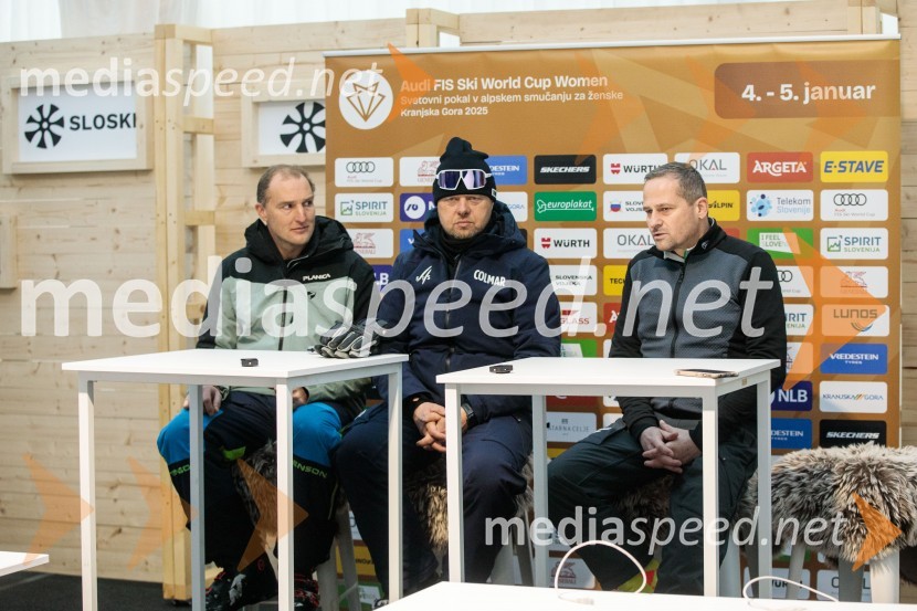  Andrej  Šporn, nekdanji smučar;  Jani Hladnik, tekmovalni direktor tehničnih disciplin;  Tomaž Šušteršič, generalni sekretar organizacijskega komiteja PlanicaNovinarska konferenca OK Kranjska Gora ob robu FIS snežne kontrole