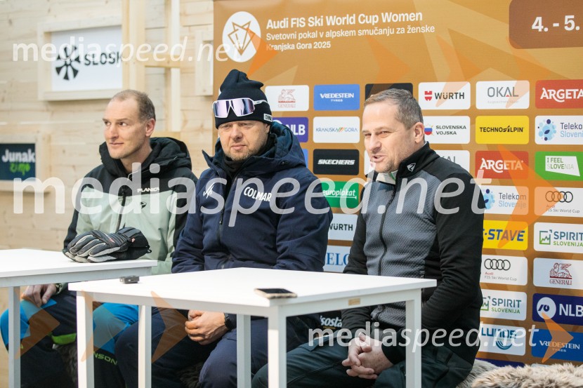  Andrej  Šporn, nekdanji smučar;  Jani Hladnik, tekmovalni direktor tehničnih disciplin;  Tomaž Šušteršič, generalni sekretar organizacijskega komiteja PlanicaNovinarska konferenca OK Kranjska Gora ob robu FIS snežne kontrole
