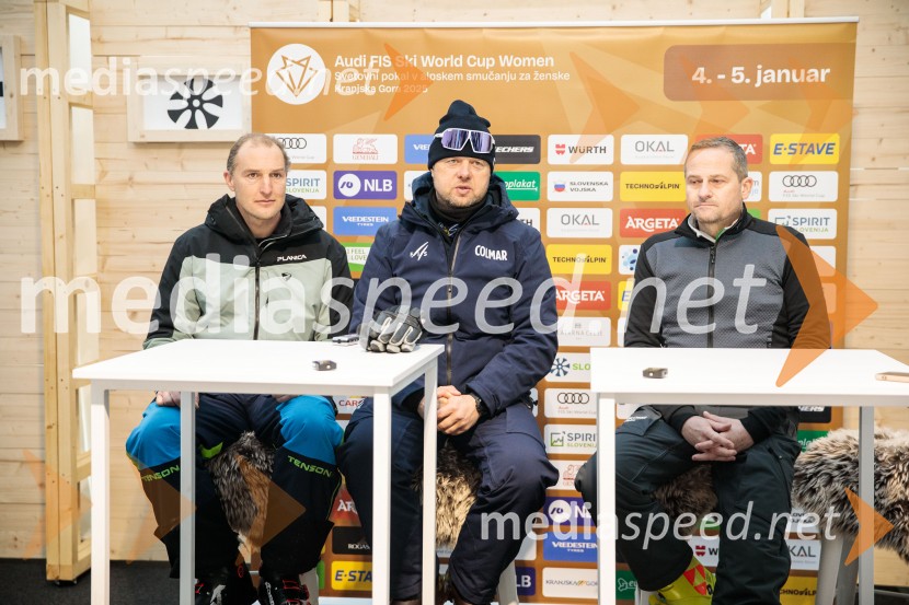  Andrej  Šporn, nekdanji smučar;  Jani Hladnik, tekmovalni direktor tehničnih disciplin;  Tomaž Šušteršič, generalni sekretar organizacijskega komiteja PlanicaNovinarska konferenca OK Kranjska Gora ob robu FIS snežne kontrole