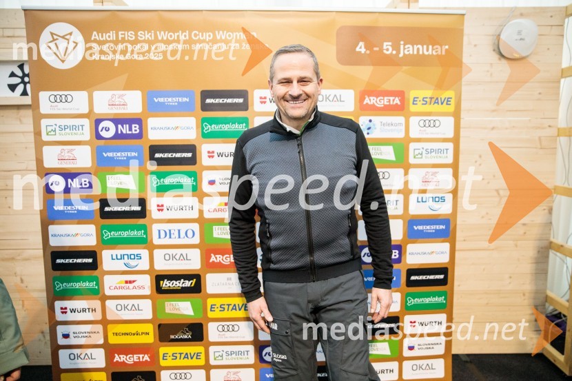  Tomaž Šušteršič, generalni sekretar organizacijskega komiteja PlanicaNovinarska konferenca OK Kranjska Gora ob robu FIS snežne kontrole