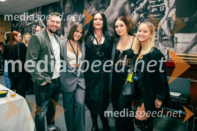  Gašper Repina;  Laura Škvorc, Miss Earth Slovenije 2015, model;  ... ;  Nika Krmec;  Tia VlahovićInes Erbus, veliki koncert z gosti ob 10. obletnici