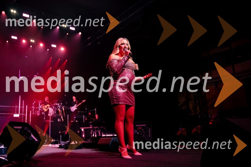  Tjaša Hrovat Steklasa, pevkaInes Erbus, veliki koncert z gosti ob 10. obletnici