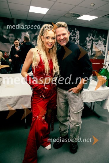  Ines Erbus, pevka;  Sebastian Podgornik, pevec in plesalecInes Erbus, veliki koncert z gosti ob 10. obletnici