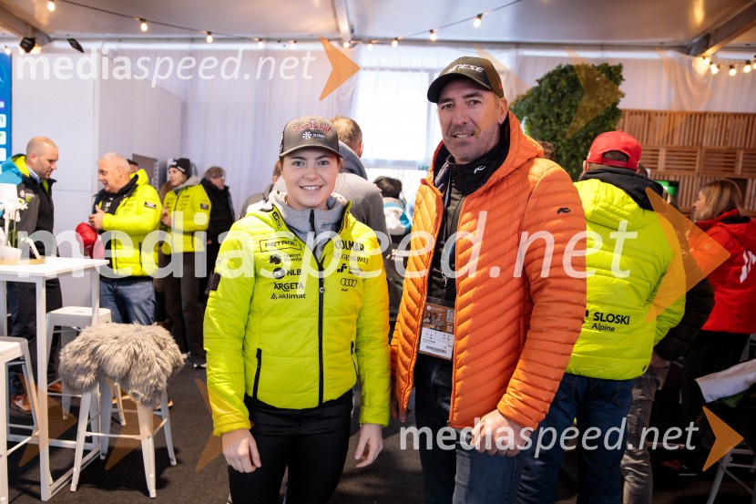  Neja  Dvornik, smučarka;  ... Novinarska konferenca slovenske smučarske reprezentance pred žensko tekmo svetovnega pokala