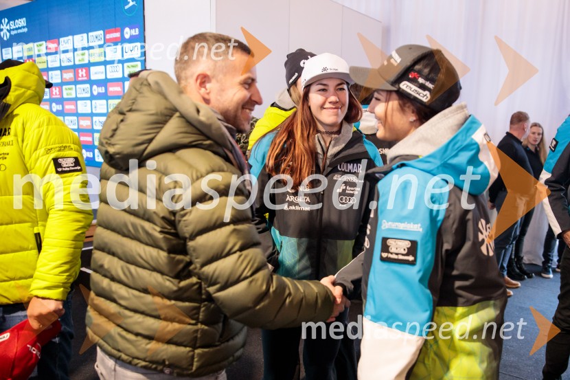  Rene  Mlekuž, nekdanji smučar, organizator Grubinega memoriala;  Lila Lapanja, smučarka;  Caterina Sinigoi, smučarkaNovinarska konferenca slovenske smučarske reprezentance pred žensko tekmo svetovnega pokala