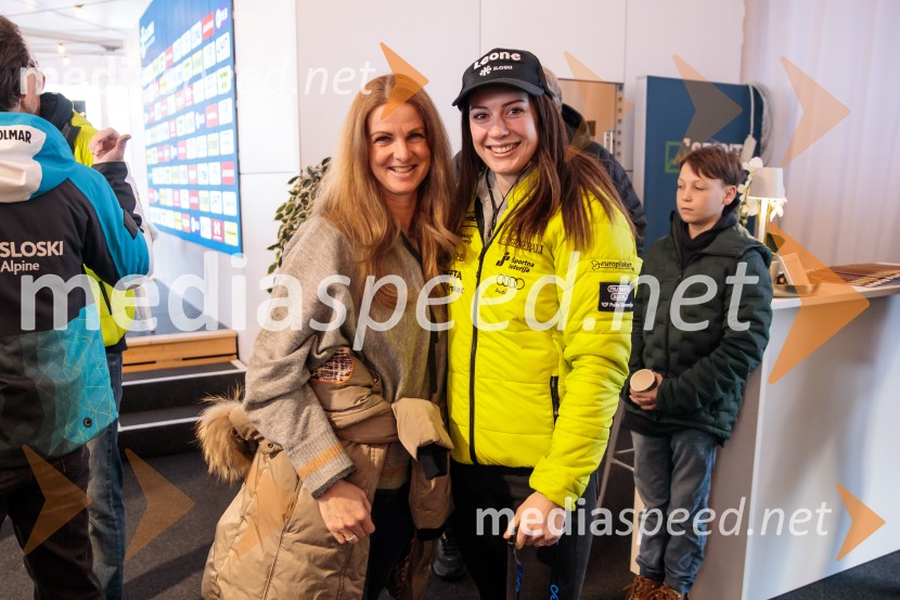  Špela Pretnar, nekdanja smučarka in predstavnica za odnose z javnostmi, Smučarska zveza Slovenije ;  Andreja  Slokar, smučarkaNovinarska konferenca slovenske smučarske reprezentance pred žensko tekmo svetovnega pokala