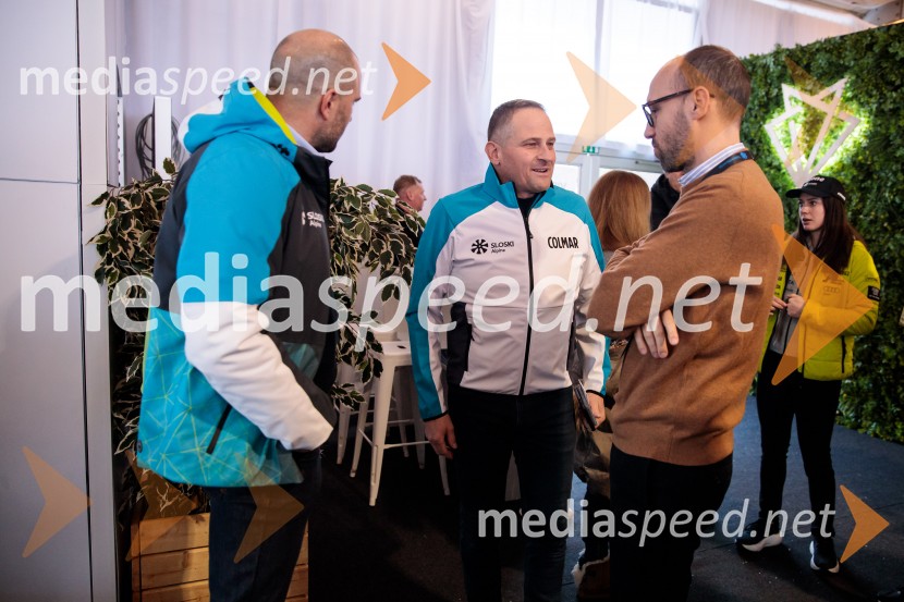  Uroš Zupan, direktor, Smučarska zveza Slovenije ;  Tomaž Šušteršič, generalni sekretar organizacijskega komiteja Planica;  Luka Steiner, predsednik, Smučarska zveza SlovenijeNovinarska konferenca slovenske smučarske reprezentance pred žensko tekmo svetovnega pokala