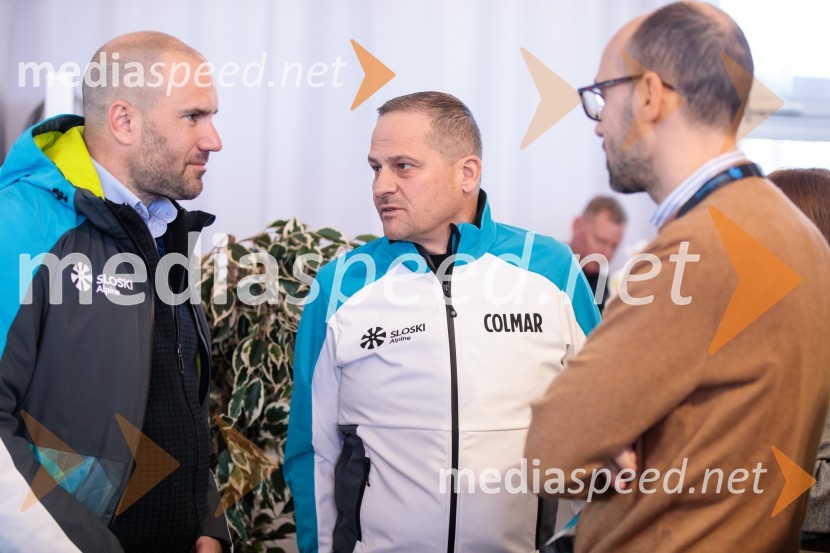  Uroš Zupan, direktor, Smučarska zveza Slovenije ;  Tomaž Šušteršič, generalni sekretar organizacijskega komiteja Planica;  Luka Steiner, predsednik, Smučarska zveza SlovenijeNovinarska konferenca slovenske smučarske reprezentance pred žensko tekmo svetovnega pokala