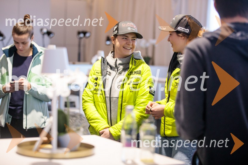  Neja  Dvornik, smučarka;  Nika Tomšič, smučarkaNovinarska konferenca slovenske smučarske reprezentance pred žensko tekmo svetovnega pokala