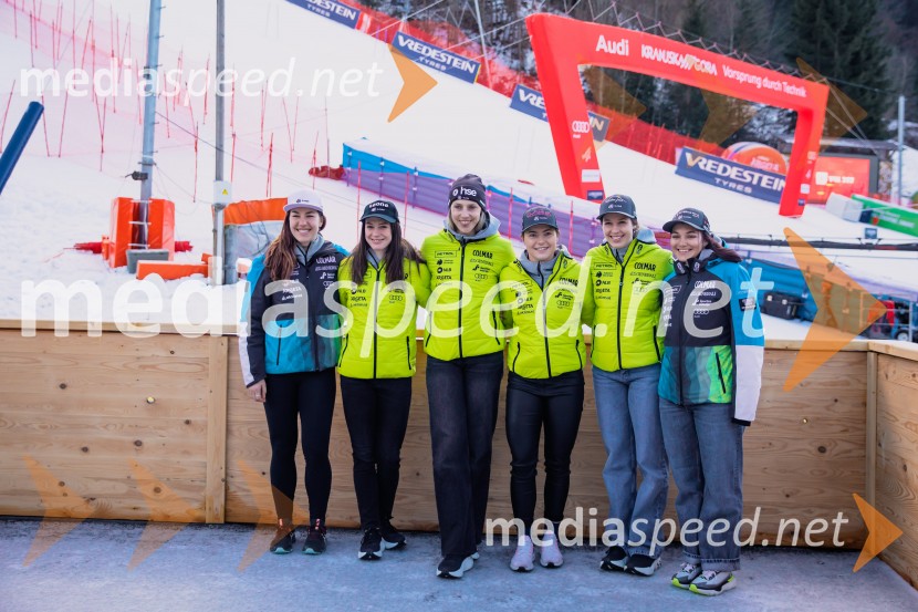  Lila Lapanja, smučarka;  Andreja  Slokar, smučarka;  Ana Bucik Jogan, smučarka;  Neja  Dvornik, smučarka;  Nika Tomšič, smučarka;  Caterina Sinigoi, smučarkaNovinarska konferenca slovenske smučarske reprezentance pred žensko tekmo svetovnega pokala