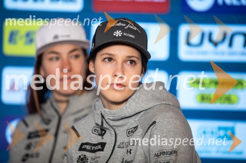  Nika Tomšič, smučarkaNovinarska konferenca slovenske smučarske reprezentance pred žensko tekmo svetovnega pokala