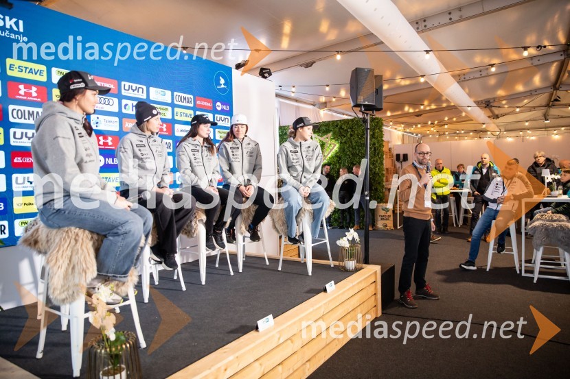  Caterina Sinigoi, smučarka;  Ana Bucik Jogan, smučarka;  Andreja  Slokar, smučarka;  Lila Lapanja, smučarka;  Nika Tomšič, smučarka;  Luka Steiner, predsednik, Smučarska zveza SlovenijeNovinarska konferenca slovenske smučarske reprezentance pred žensko tekmo svetovnega pokala