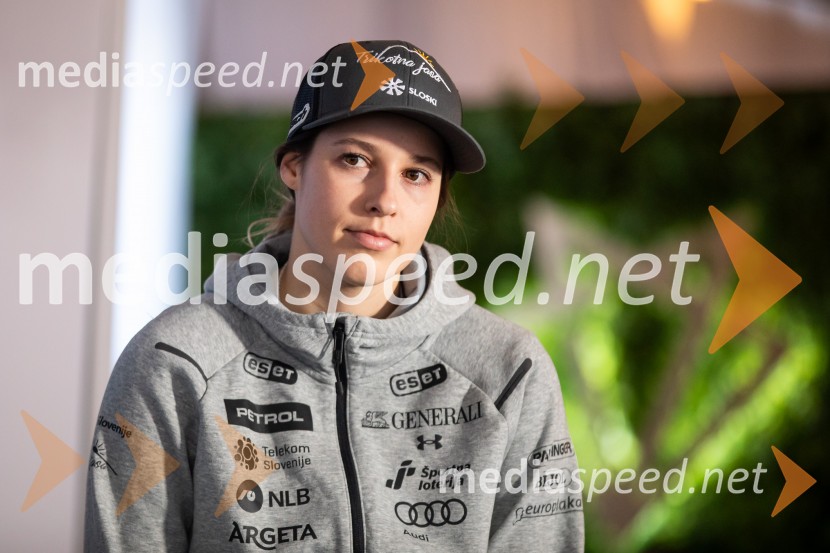  Nika Tomšič, smučarkaNovinarska konferenca slovenske smučarske reprezentance pred žensko tekmo svetovnega pokala