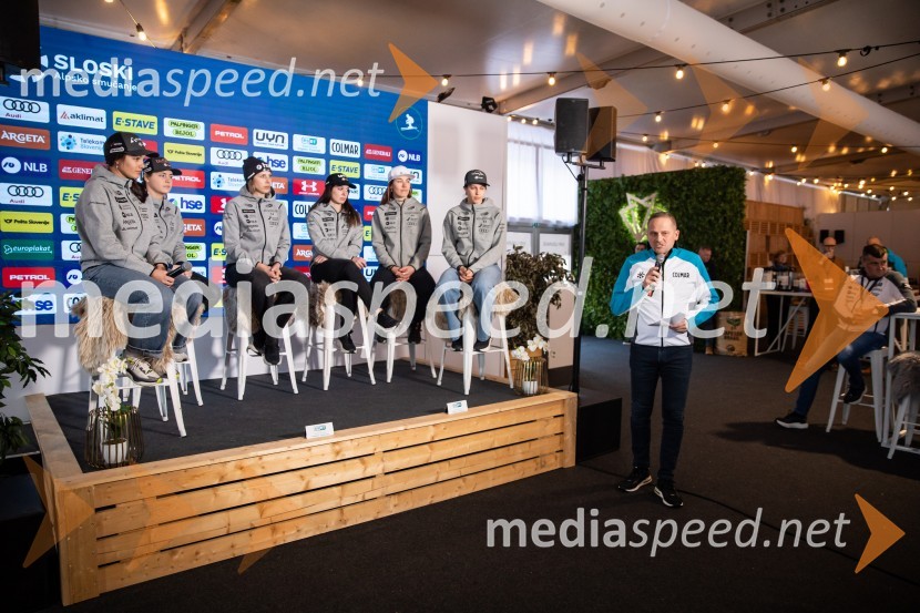  Caterina Sinigoi, smučarka;  Neja  Dvornik, smučarka;  Ana Bucik Jogan, smučarka;  Andreja  Slokar, smučarka;  Lila Lapanja, smučarka;  Nika Tomšič, smučarka;  Tomaž Šušteršič, generalni sekretar organizacijskega komiteja PlanicaNovinarska konferenca slovenske smučarske reprezentance pred žensko tekmo svetovnega pokala