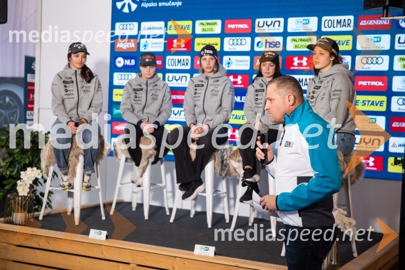  Tomaž Šušteršič, generalni sekretar organizacijskega komiteja PlanicaNovinarska konferenca slovenske smučarske reprezentance pred žensko tekmo svetovnega pokala
