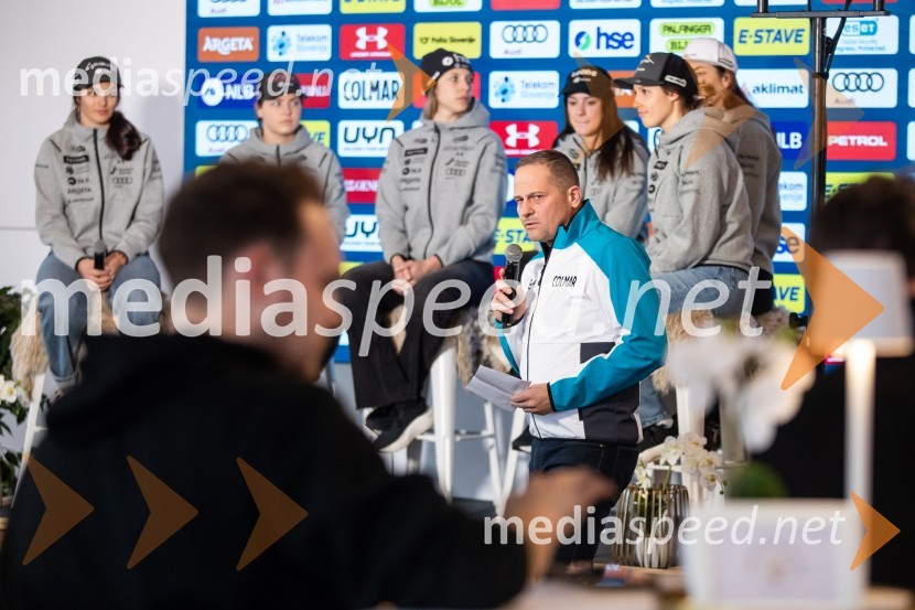  Tomaž Šušteršič, generalni sekretar organizacijskega komiteja PlanicaNovinarska konferenca slovenske smučarske reprezentance pred žensko tekmo svetovnega pokala