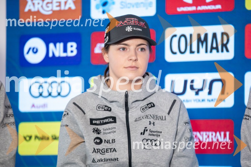  Neja  Dvornik, smučarkaNovinarska konferenca slovenske smučarske reprezentance pred žensko tekmo svetovnega pokala