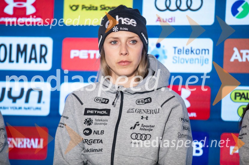  Ana Bucik Jogan, smučarkaNovinarska konferenca slovenske smučarske reprezentance pred žensko tekmo svetovnega pokala