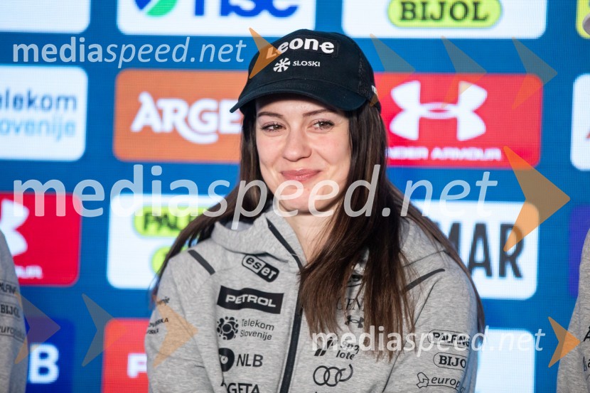  Andreja  Slokar, smučarkaNovinarska konferenca slovenske smučarske reprezentance pred žensko tekmo svetovnega pokala