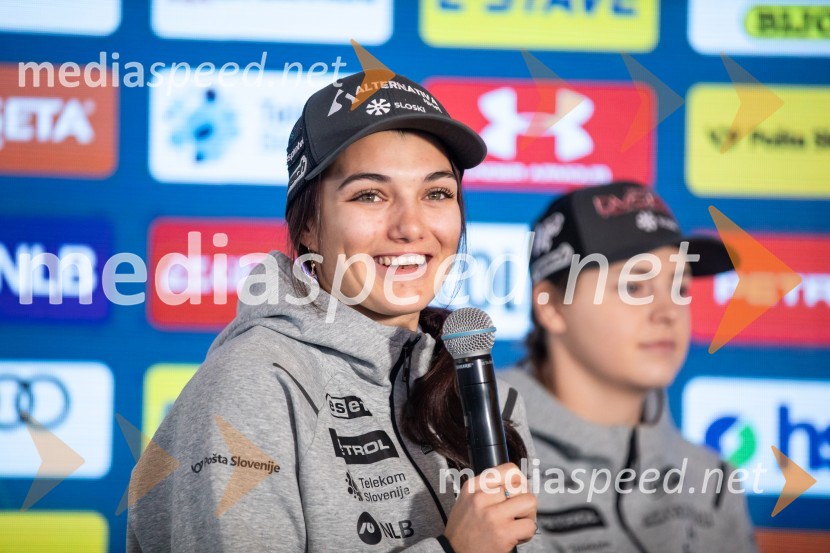  Caterina Sinigoi, smučarka;  Neja  Dvornik, smučarkaNovinarska konferenca slovenske smučarske reprezentance pred žensko tekmo svetovnega pokala