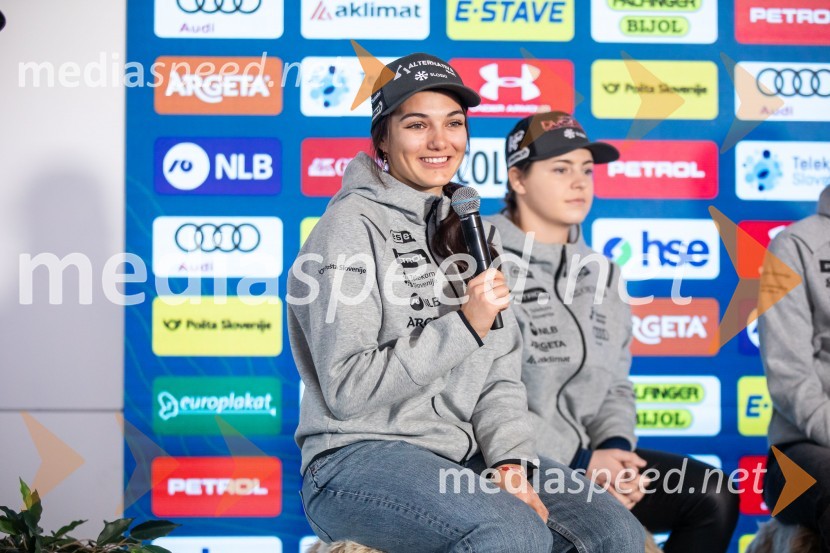  Caterina Sinigoi, smučarka;  Neja  Dvornik, smučarkaNovinarska konferenca slovenske smučarske reprezentance pred žensko tekmo svetovnega pokala