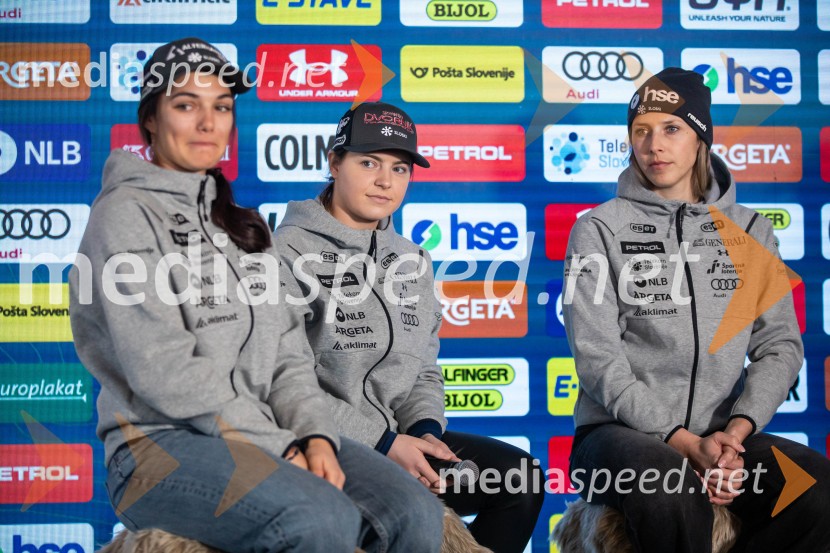  Caterina Sinigoi, smučarka;  Neja  Dvornik, smučarka;  Ana Bucik Jogan, smučarkaNovinarska konferenca slovenske smučarske reprezentance pred žensko tekmo svetovnega pokala