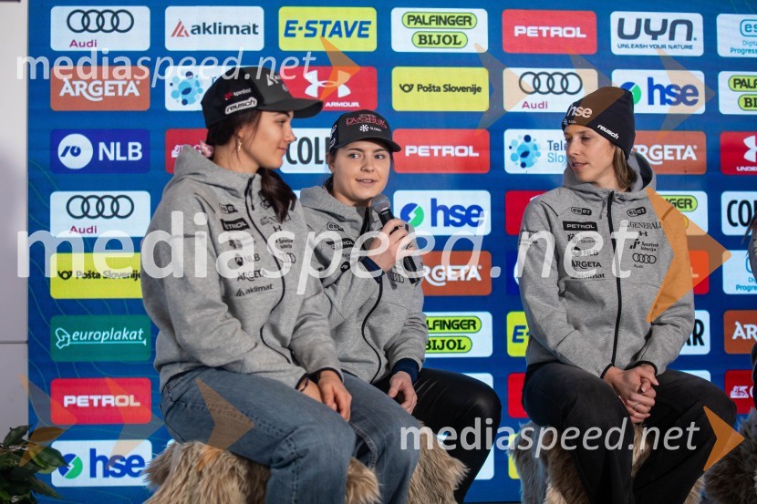  Caterina Sinigoi, smučarka;  Neja  Dvornik, smučarka;  Ana Bucik Jogan, smučarkaNovinarska konferenca slovenske smučarske reprezentance pred žensko tekmo svetovnega pokala