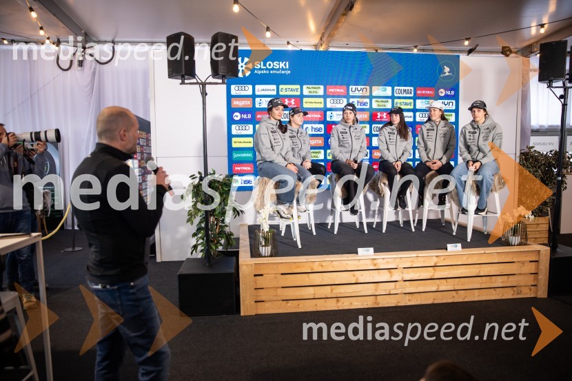  Caterina Sinigoi, smučarka;  Neja  Dvornik, smučarka;  Ana Bucik Jogan, smučarka;  Andreja  Slokar, smučarka;  Lila Lapanja, smučarka;  Nika Tomšič, smučarkaNovinarska konferenca slovenske smučarske reprezentance pred žensko tekmo svetovnega pokala