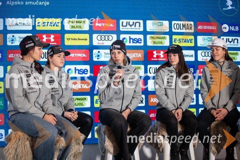  Caterina Sinigoi, smučarka;  Neja  Dvornik, smučarka;  Ana Bucik Jogan, smučarka;  Andreja  Slokar, smučarka;  Lila Lapanja, smučarkaNovinarska konferenca slovenske smučarske reprezentance pred žensko tekmo svetovnega pokala
