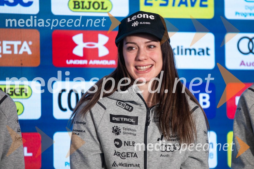  Andreja  Slokar, smučarkaNovinarska konferenca slovenske smučarske reprezentance pred žensko tekmo svetovnega pokala