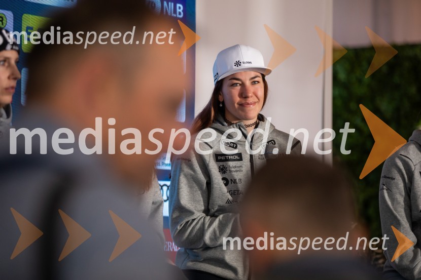  Lila Lapanja, smučarkaNovinarska konferenca slovenske smučarske reprezentance pred žensko tekmo svetovnega pokala