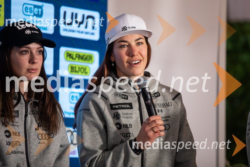  Andreja  Slokar, smučarka;  Lila Lapanja, smučarkaNovinarska konferenca slovenske smučarske reprezentance pred žensko tekmo svetovnega pokala